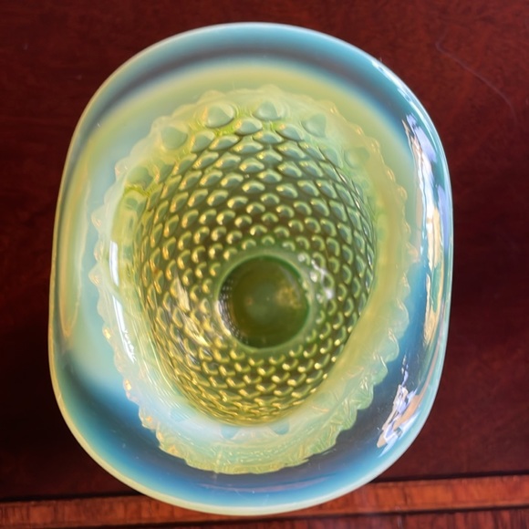 Fenton topaz  Opalescent hobnail mini hat-shaped bud vase - Picture 10 of 11